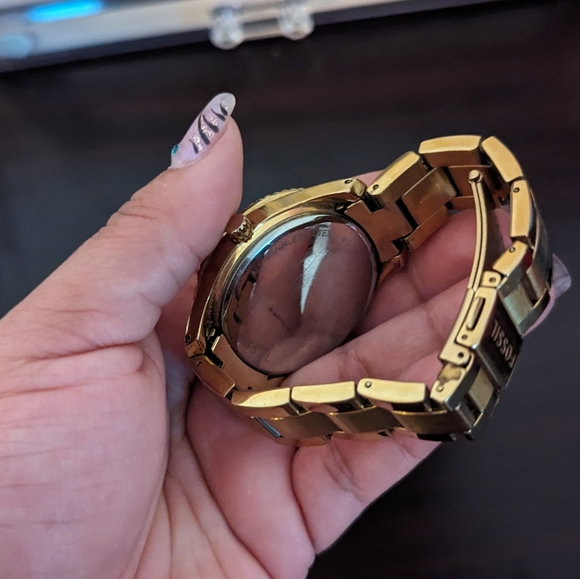 Elegant Fossil Watch for Women with Small Wrists - Dazzling and Functional - Picture 3 of 3